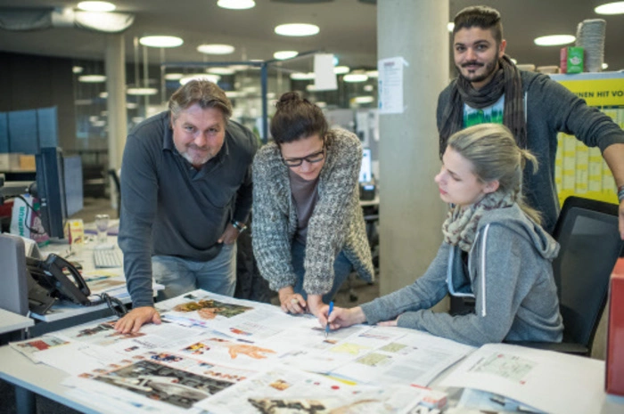 Grafikbesprechung: Günter Pichler, Silke Ulrich, Lisa Graschl und Stephan Pelizzari sorgen für die Illustrationen, die längst einen wesentlichen Informationsbeitrag in der gedruckten Zeitung bilden.