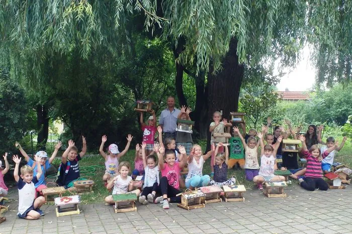 Im Rahmen der Ferienaktion „Freunde finden“ der Gemeinde Premstätten gestalteten die Kinder mit Konrad Guggi Vogelfutterhäuschen für zu Hause und lernten einiges über unsere heimischen Singvögel, denn der nächste Winter kommt bestimmt.