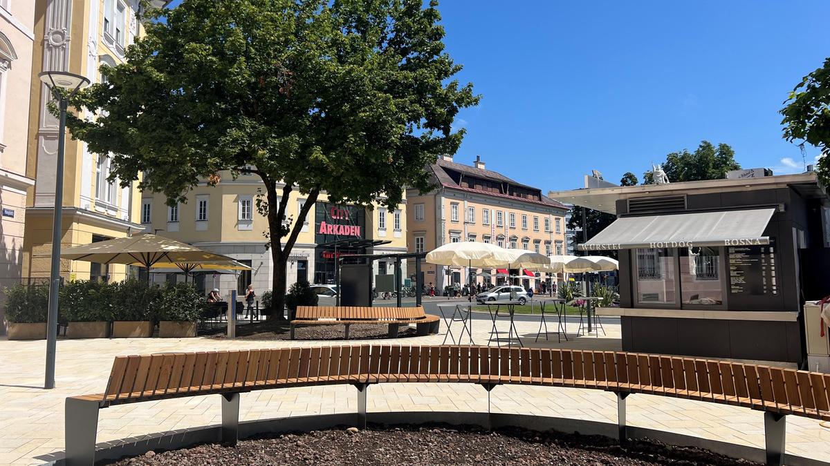 Am Heuplatz befinden sich nun neue Sitzbänke, die vom Künstler Manfred Bockelmann noch gestaltet werden