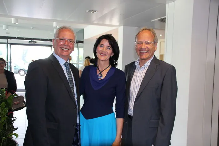 Landtagspräsident Reinhart Rohr, Brigitte Stocker und Theologe Arnold Mettnitzer, der das Haus segnete.