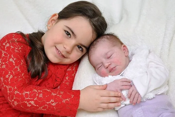 Ajna (4270 g, 54 cm) erblickte am 17. Februar um 21.33 Uhr das Licht der Welt. Die große Schwester Adna sowie die Eltern Almina und Selvir Salihovc aus Villach sind überglücklich.