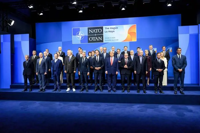 Den Haag Den Haag, The Netherlands, 2025-06-25 11:13:03 The Hague, 25-06-2025, World ForumHeads of state and government leaders arrive at the World Forum in The Hague for the summit meeting of the Atlantic Alliance.PHOTO: NLBeeld/Patrick van EmstIn the photo: The Hague, 25-06-2025, World ForumHeads of state and government leaders arrive at the World Forum in The Hague for the summit meeting of the Atlantic Alliance.PHOTO: NLBeeld/Patrick van EmstIn the photo: Family Photo / Group photo with, among others, US President Donald Trump with NATO chief Mark Rutte and outgoing Prime Minister Dick Schoof Credit: NL Beeld / Patrick van Emst PUBLICATIONxNOTxINxNED Copyright: xx x
