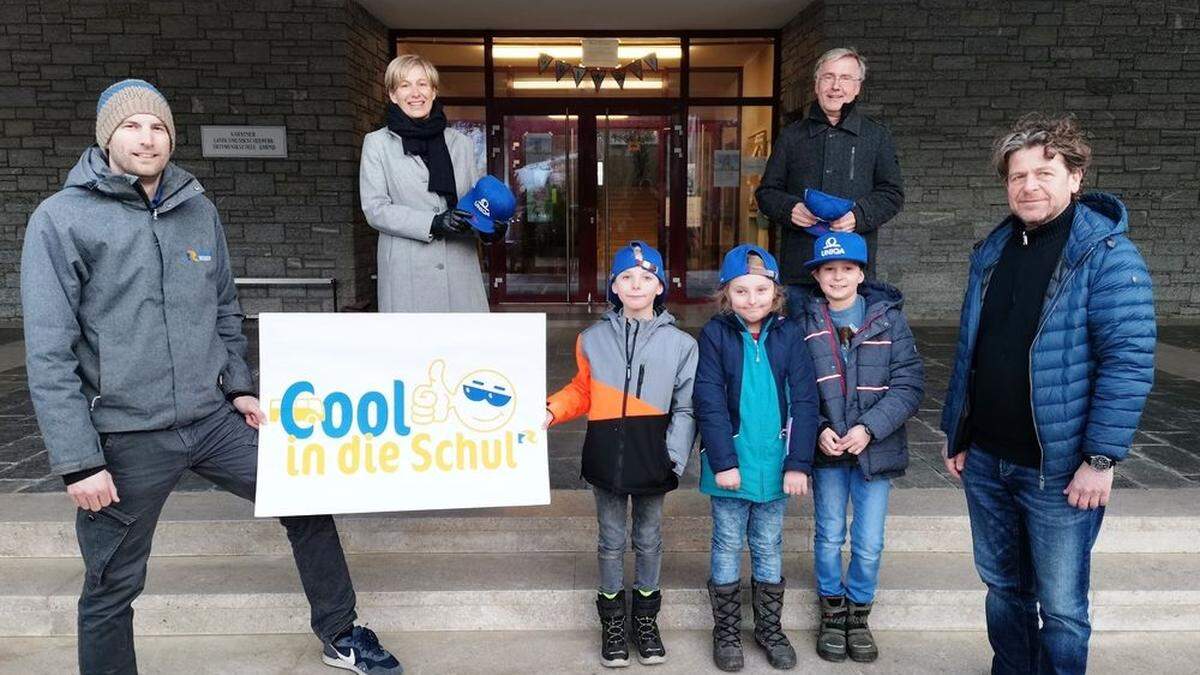 Vor der Volksschule Gmünd: das Mayer-Cap wurde unter anderen an Sabrina Penker, Nico Stoxreiter und Simon Sternat (mittig von links nach rechts) überreicht 