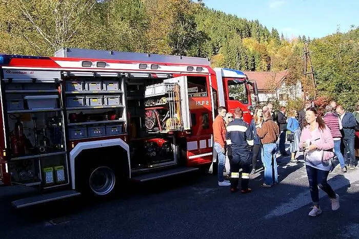 Und zwar konnten die Besucher nicht nur das Rüsthaus und die Kainacher Einsatzgeräte, sondern auch das Einsatzleitfahrzeug des Bereichs Voitsberg besichtigen.