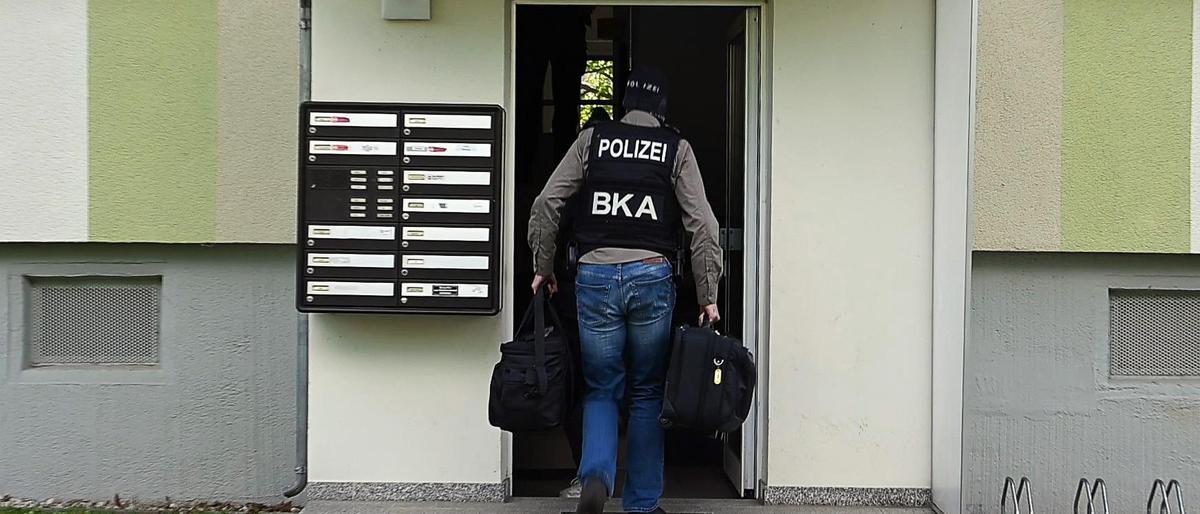 Polizisten vom Bundeskriminalamt (BKA) gehen zu einer Durchsuchung in Dresden (Sachsen)