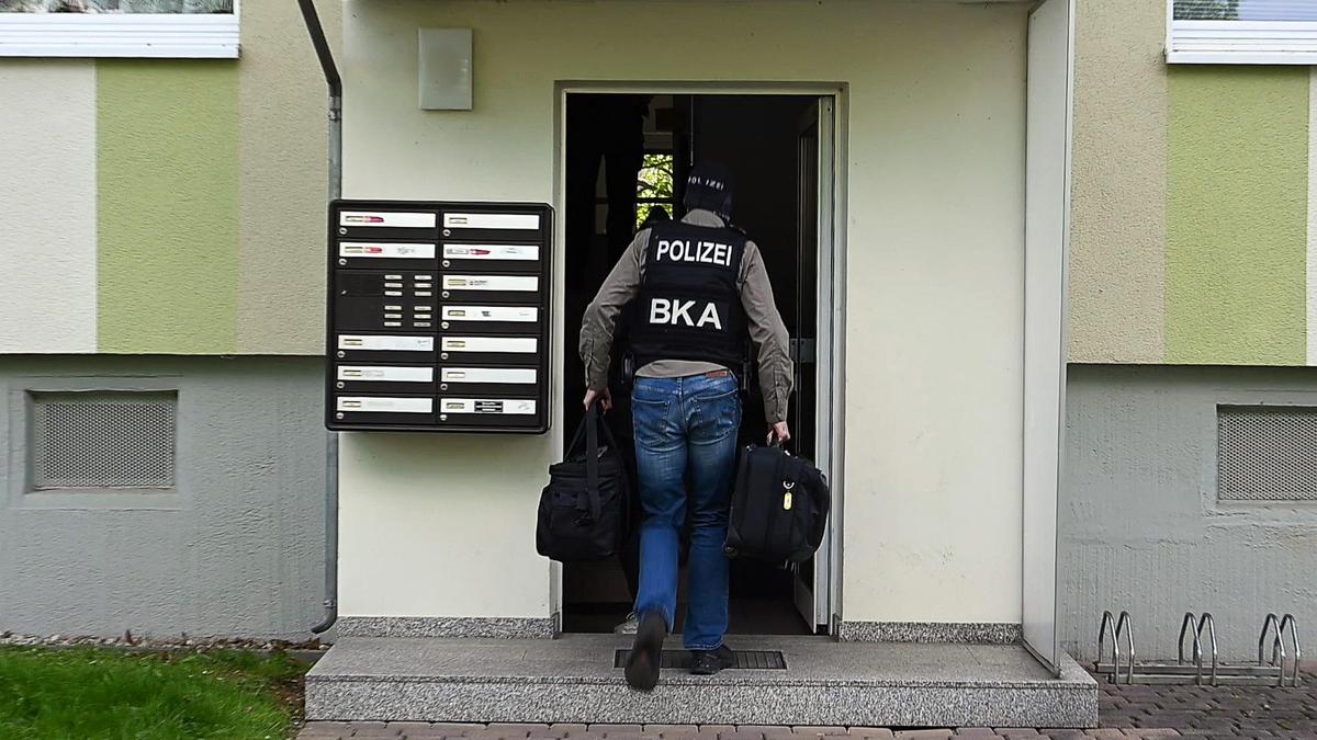 Polizisten vom Bundeskriminalamt (BKA) gehen zu einer Durchsuchung in Dresden (Sachsen)