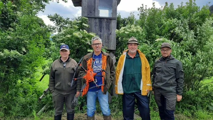 Alfred Fetz, Egon Wolf, Hubert Reisinger und Christoph Stanzer machen sich gemeinsam auf die Suche nach Rehkitzen, um diese vor dem "Mähtod" zu bewahren.