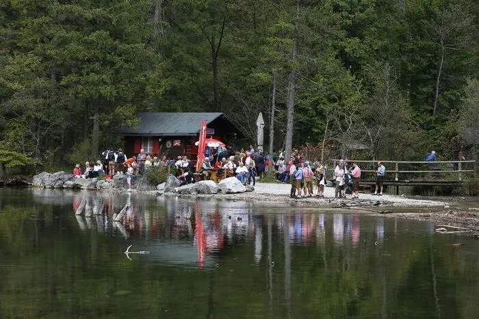 Auf dem Floß wurden die Musiker über den Leopoldsteinersee gebracht.