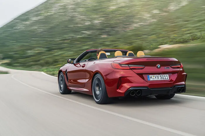 Und wem das noch nicht reicht, der bekommt bei den Competition-Modellen noch 25 PS oben drauf. Eine Acht-Gang-Automatik verwalten das Schmalz, während Allrad es auf die Straße bringt.