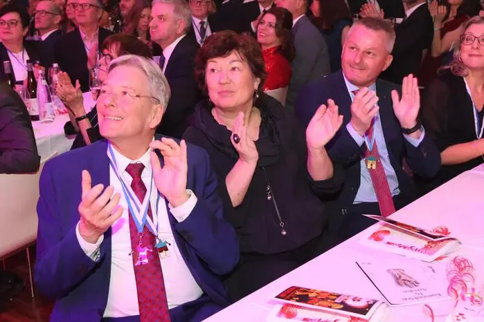 Mit Lachtränen kämpften am Samstag unter anderem Landeshauptmann Peter Kaiser (links), „Hausherr“ Bürgermeister Martin Kulmer, Wirtschaftskammer (WK)-Bezirksstellenobmann Walter Sabitzer, WK-Bezirksstellenleiter Robert Schratt, die Landtagsabgeordneten Erwin Angerer, Günter Leikam und Seppi Ofner, Alt-Herzog und Dancing Star Andy Kainz, Bezirkshauptfrau Claudia Egger, Stararchitekt Stefan Kogler, das Raiffeisen Mittelkärnten-Führungstrio Daniel Gradenegger, Roland Krall und Nikolaus Primessnig, Zahnarzt Michi Lassnig, Filmprofi Günther Werner sowie FPÖ-Klubobmannstellvertreterin und  Sozialsprecherin Nationalratsabgeordnete Dagmar Belakowitsch, die für die Premiere extra aus Wien angereist kam. 