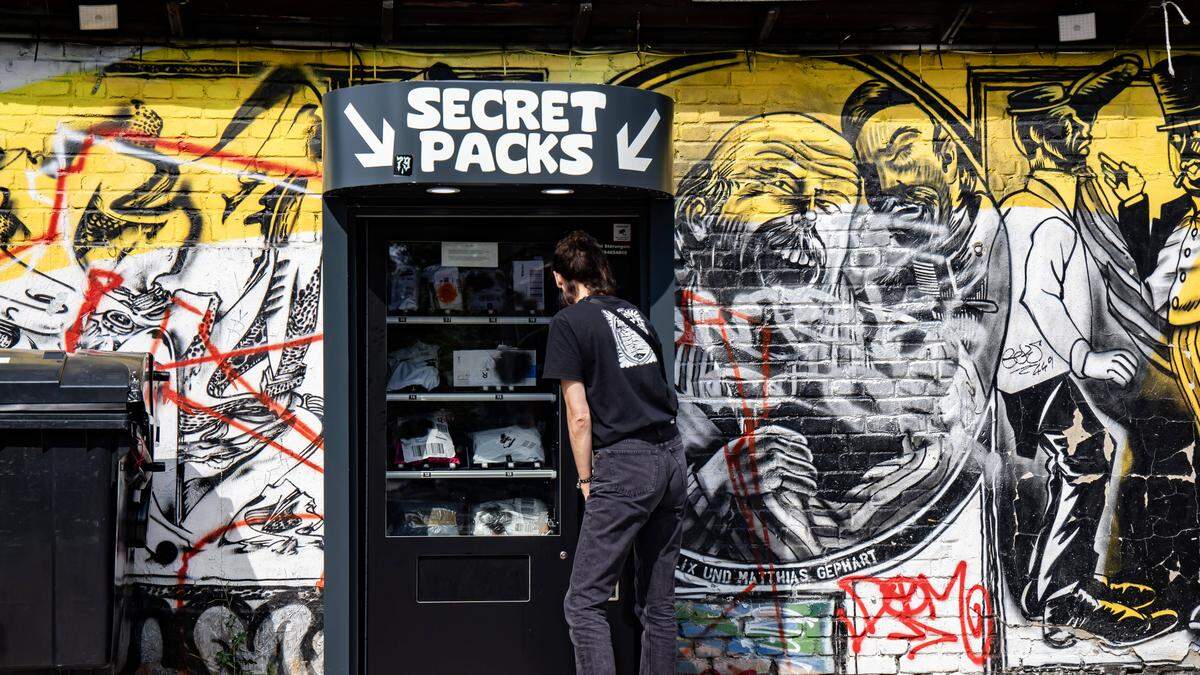 Ein „Secret Packs“-Automat, der in Berlin reichlich Kunden findet