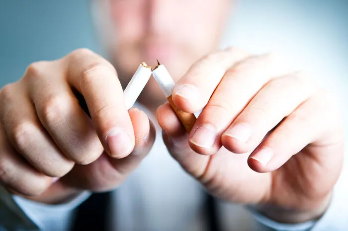 Mit dem Rauchen sollte man auch zum Wohle der Knochengesundheit nicht anfangen. Rauchen stört durch die zugeführten Giftstoffe den Knochenstoffwechsel. Cola macht Knochen brüchig: Das enthaltene Phosphat verhindert die Kalziumaufnahme.