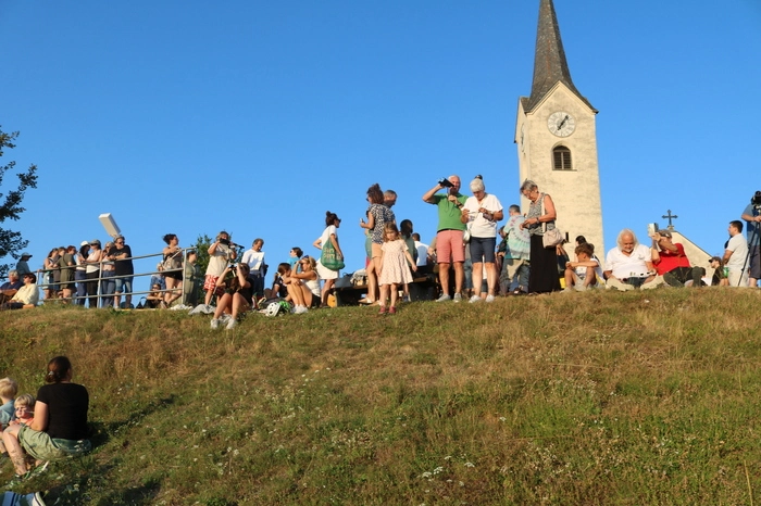 Viele Besucher kamen an diesem Sommerabend auf den Hügel zur Kirche Stein im Jauntal um nicht nur die hervorragende Rundumsicht zu genießen, sondern auch die partielle Sonnenfinsternis zu bestaunen.