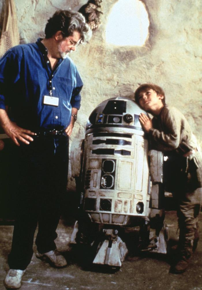 George Lucas gemeinsam mit Jake Lloyd als Anakin Skywalker und R2-D2