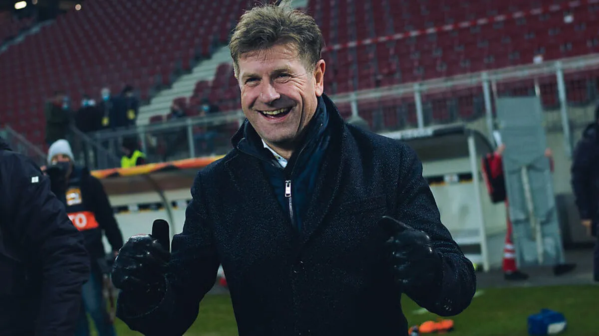 Gleich nach dem Abpfiff gegen Feyenoord war Riegler bei seinen Spielern auf dem Platz