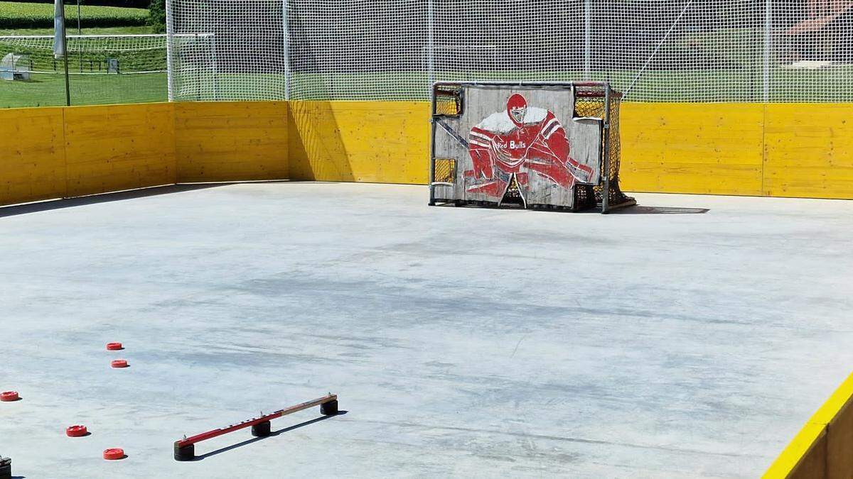 Der neue Inlinehockeyplatz der UEC Red Bulls St. Josef 