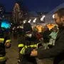 Feuerwehrleute kontrollieren am einzigen Ein- und Ausgang des Judenburger Christkindlmarktes die Einhaltung der 2G-Regel