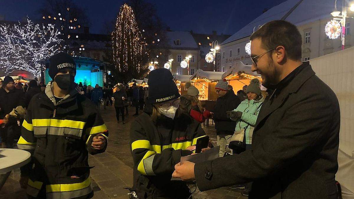 Feuerwehrleute kontrollieren am einzigen Ein- und Ausgang des Judenburger Christkindlmarktes die Einhaltung der 2G-Regel