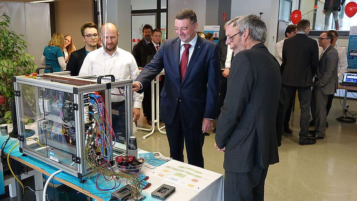 Jörg Leichtfried probierte eine vernetzte Kaffeemaschine aus