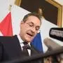 TOPSHOT - Austria's Vice-Chancellor and chairman of the Freedom Party FPOe Heinz-Christian Strache gives a press conference in Vienna on May 18, 2019 after the publication of the "Ibiza - Video" regarding Strache. - Austria's Vice-Chancellor and chairman of the Freedom Party FPOe Heinz-Christian Strache resigns over video scandal. (Photo by ALEX HALADA / AFP)