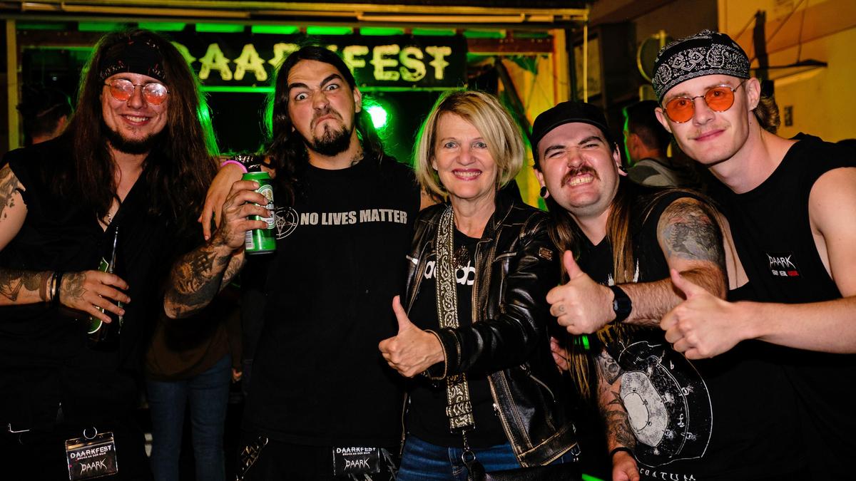 Die Brucker Bürgermeisterin Andrea Winkelmeier mit der Band Daark beim letztjährigen „Daarkfest“ am Minoritenplatz