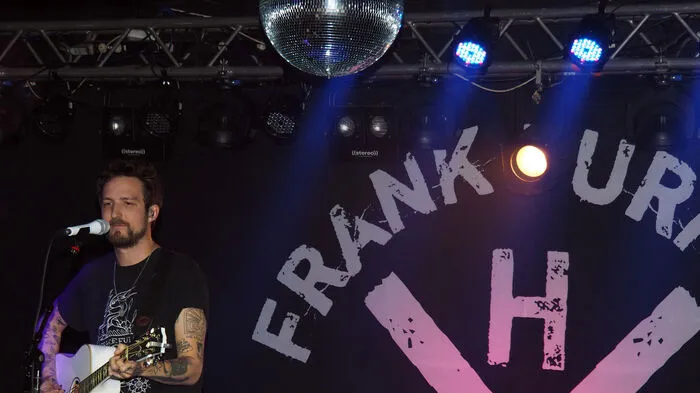 Mit seiner Gitarre konzertiert Frank Turner von einem Kontinent zum anderen. Zwischen einem Konzert in Bologna und einem in Innsbruck fand der Brite Zeit für einen Abstecher nach Klagenfurt. Das von "Vogal" veranstaltete Konzert Freitagabend im Klagenfurter Club stereo war innerhalb von einer Woche ausverkauft. Frank Turner spielte vor drei Jahren schon einmal in Kärnten beim "Acoustic Lakeside"-Festival am Sonnegger See in Sittersdorf. Das heurige Lakeside ist übrigens auch schon ausverkauft.