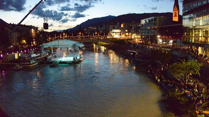 Ein Blick auf die schwimmende Draubühne