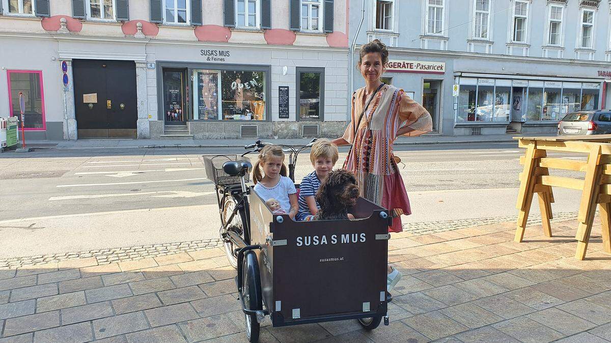 Susanne Suppan von &quot;Susasmus & Feines&quot; schwört auf ihr Lastenrad, beruflich wie privat. Mit an Bord: Ihre Kinder Carlotte und Henry sowie Hund Gustav