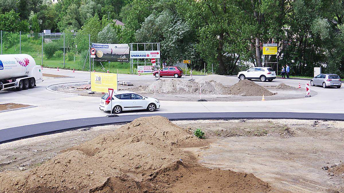 Der Kreisverkehr in Bruck-Oberaich, der soeben fertig wird, ist eines von 25 Projekten des Landes in der Region