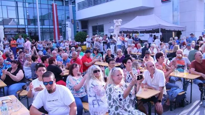„Den Auftakt zum Musiksommer haben wir mit einem Konzert gemacht, an dem sich definitiv die meisten Musiker beteiligt haben, heute folgt ein Konzert, welches an einen der beliebtesten und erfolgreichsten Entertainer erinnert“, begrüßte Bürgermeister Helmut Linhart die vielen Besucher am Rathausplatz.
