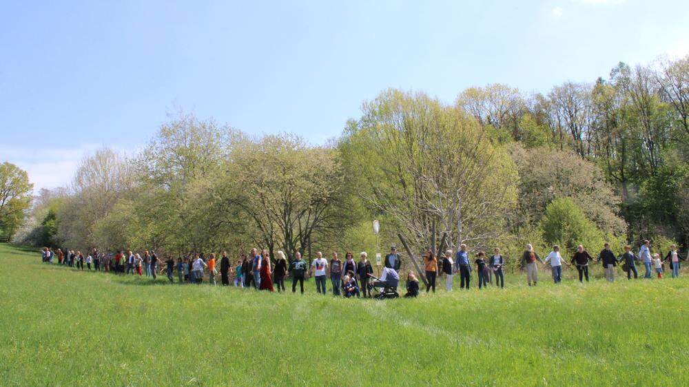 Mitglieder und Unterstützer der Bürgerinitiative &quot;Wake Up Gleisdorf&quot; demonstrierten als Menschenkette gegen die Waldrodung