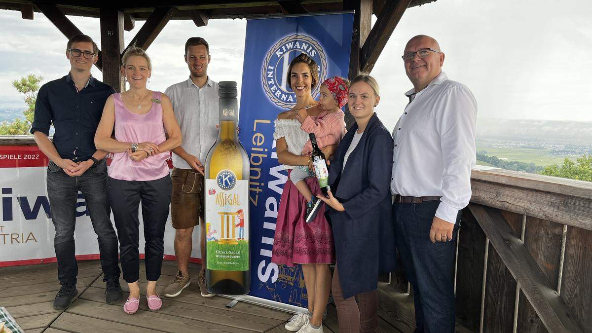 Clubpräsident Lukas Petrowitsch (l.) und Kollegen präsentierten den neuen Wein