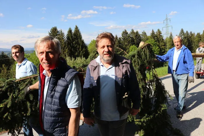 Von den Mitgliedern der Arnsteiner Maibaumrunde wurde geschnitzt, geputzt und geschmückt. Danach wurde noch mit purer Muskelkraft der Maibaum unter Beifall der vielen Zuschauer professionell aufgestellt. Klicken Sie sich durch weitere Bilder.