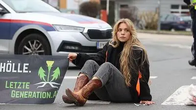 Anja Windl bei ihrem Protest in der Ossiacher Zeile in  Villach