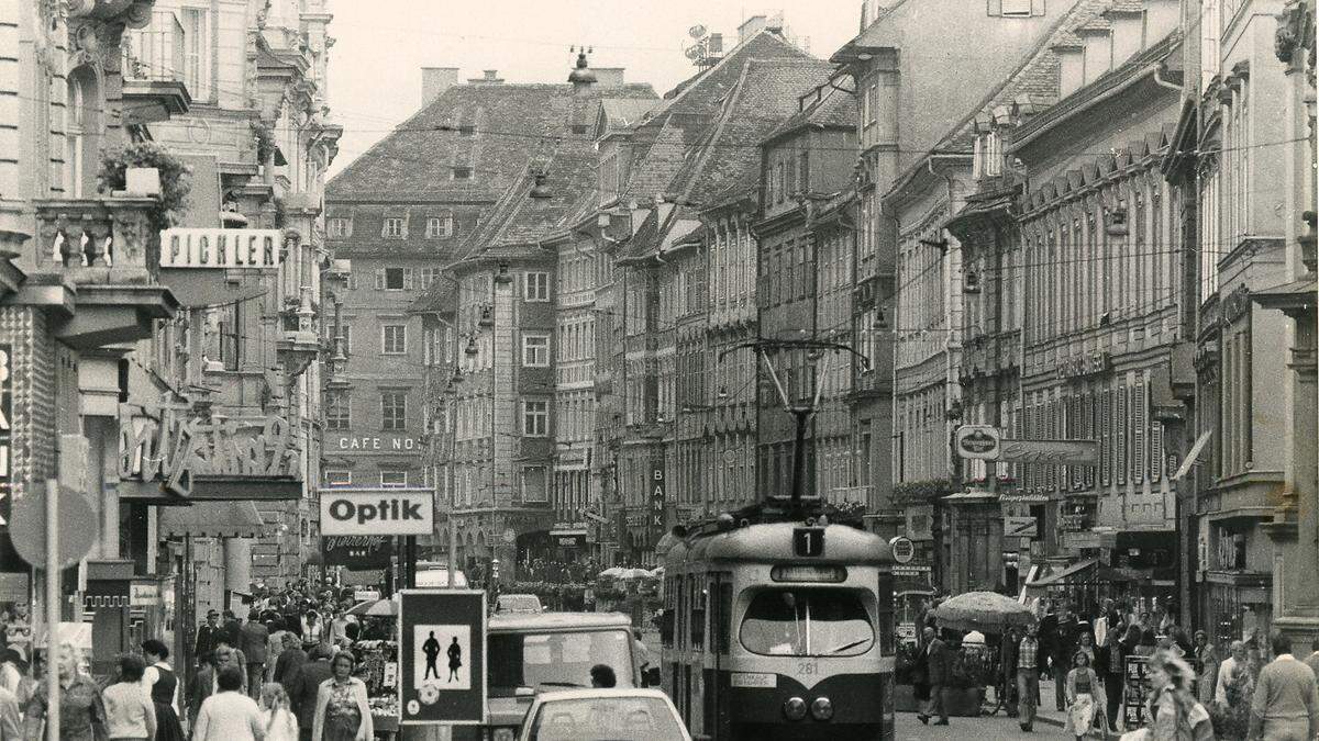 Heute unvorstellbar: lässig geparkte Autos in der Herrengasse