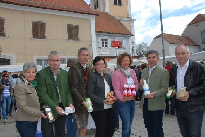 Eröffnung des neuen Bauernmarktes durch Bürgermeister Johann Winkelmaier, die Abgeordneten Cornelia Schweiner und Franz Fartek, Vize Hans Rudolf Rath, FS-Direktorin Rudolfine Praßl und Bezirksbäuerin Maria Matzhold sowie Kammersekretär Johann Kaufmann