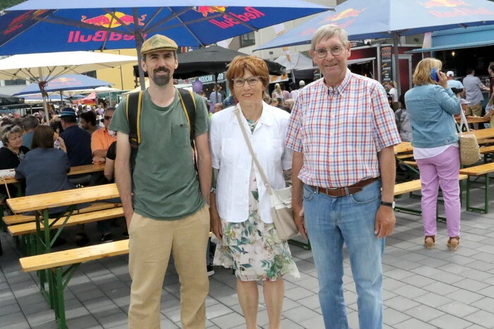 In der kulinarischen Gustiermeile am Hauptplatz fest schlemmen sah man am Samstag neben der Althofener Politspitze unter anderen „Wetterfrosch“ Meteorologen Andreas Mansberger (links), Zahnarzt Hermann Lackner, „Prechtlhof“-Chef Poldi Kraßnitzer, Spar-Filialgebietsleiter Robert Ratschnig, Polizeiinspektionskommandant Alexander Benedikt, Humanomed-Zentrum Althofen-Direktor Markus Terkl sowie den Bürgermeister der Partnergemeinde Tamm (Deutschland), Martin Bernhard. 