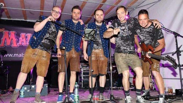 Musikalisch sorgten die „MALZBRATLA“ mit Bacher Udo, Bacher Christopher, Marku „Kokse“ Kogler, Valentin „Volte“ Stubinger und Rok Ruprecht, sowie „DJ“ Marty de La Vega“ Martin Pfandl am CD-Player für Stimmung bis in die frühen Morgenstunden!