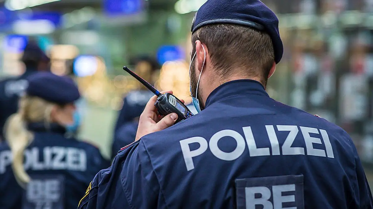 Copyright: BMI/Gerd PACHAUER, 19.11.2020 Wien, Bereitschaftseinheit, BE, Begleitung bei den Kontrollen der Ausgangsbeschränkungen aufgrund Maßnahmen gegen die Ausbreitung und zur Eindämmung der COVID-19 Pandemie, Corona Virus Coronavirus, MNS Mund Nasen Schutz, Schutzmaske, Polizei, Polizisten, Polizistin, Polizist, Polizistinnen, Streife, Fußstreife, Streifendienst, Überwachung, Hauptbahnhof, Bahnhof, U-Bahn, öffentliche Verkehrsmittel, 