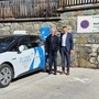 Geschäftsführer und Vorstand der Raiffeisen-Bank in Matrei stehen neben einem E-Auto