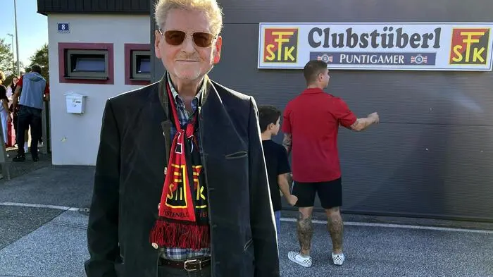 Einen Höhepunkt des großen Fußballfestes samt Partyzelt und feinen kulinarischen Köstlichkeiten bildete der Festakt unmittelbar vor dem Ankick auf dem grünen Rasen.