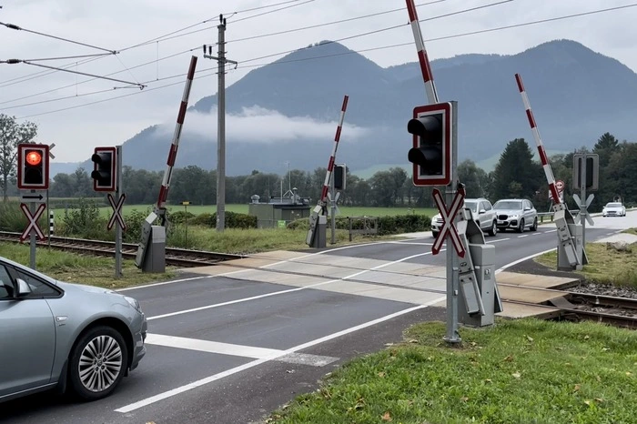 Die Schranken gehen nach dem Vorbeifahren des Zuges auf