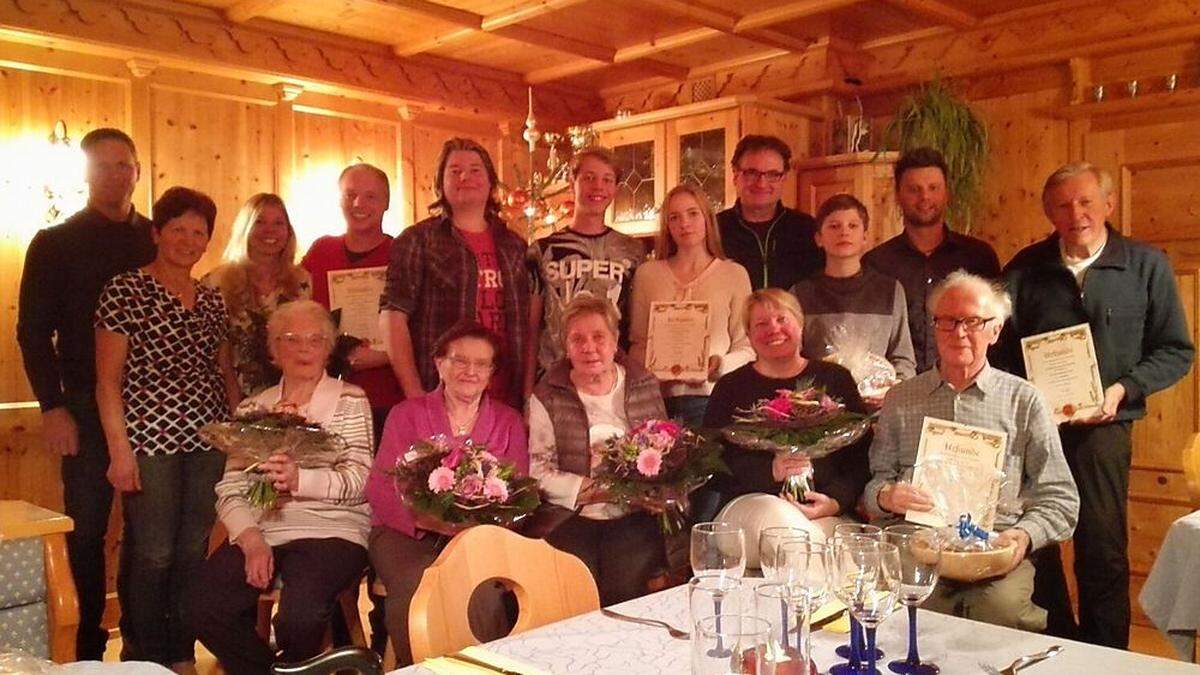 Vizebürgermeister Norbert Duregger, Vermieterin Bernadette Webhofer, Heide Ternieden, Klaus Ternieden (von links) mit Familie und Bürgermeister Bernhard Webhofer (Vorletzter von rechts) 