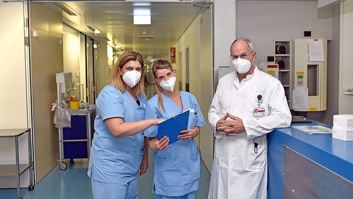 Die Tombola kommt dem Intensivpersonal des Klinikums zugute. Rudolf Likar (rechts) ist Schirmherr der Aktion