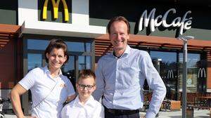 Familie Jurak (Isabell Jurak, Jakob und Karl Jurak) hat die neue McDonald's Filiale in Feldkirchen übernommen