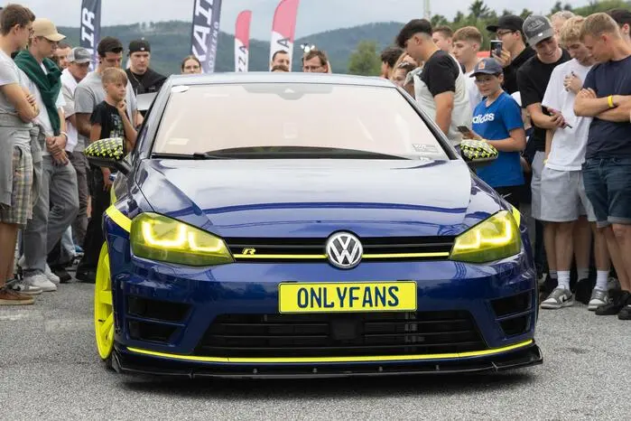 Zahlreiche Fahrzeuge – vom liebevoll umgebauten Klassiker bis zum modernen Showcar – wurden präsentiert. Besucherinnen und Besucher konnten die Autos aus nächster Nähe bestaunen und sich mit Gleichgesinnten austauschen.