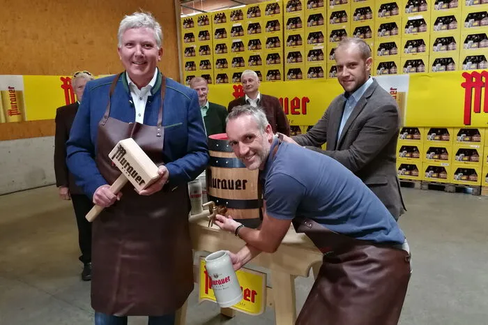 Das wurde gestern mit dem „Brausilvester“ im Logistikcenter der Brauerei Murau gefeiert. Den Bieranstich nahmen Bürgermeister Thomas Kalcher und Ex-Biathlet Christoph Sumann vor.