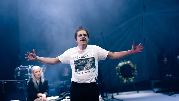 Bernhard Dechant als Bernhard im Grazer Orpheum, im Hintergrund Anna Anderluh als Anna