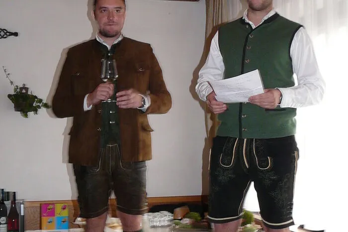 Für ihre Eröffnungsansprache mussten sich Hannes Mossauer (r.) und sein Freund und Geschäftspartner Matthias König auf Sessel stellen, damit sie im vollen Haus auch von allen gesehen werden konnten.