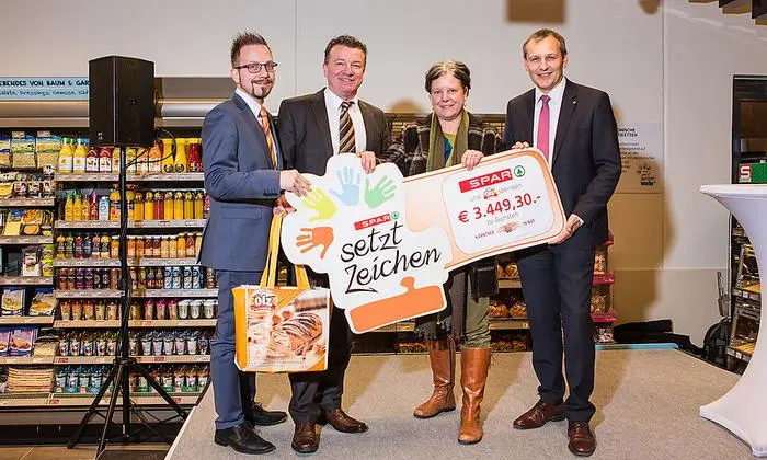 René Kossarnig (Sortimentsmanager SPAR Kärnten und Osttirol), Christian Klinar (Gebietsverkaufsleiter Ölz Kärnten/Osttirol), Susanne Koschier (Kärntner in Not), Paul Bacher (Geschäftsführer für SPAR Kärnten und Osttirol) (von links)